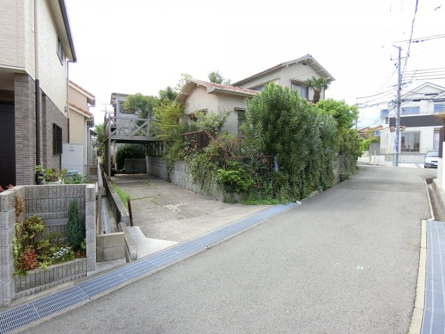 神戸市垂水区南多聞台６丁目　土地の前面道路含む現地写真|北東の角地　広々約１００坪