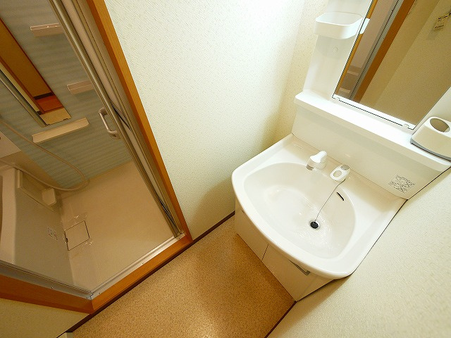 アイリスハイツ8号館の洗面所|独立洗面台、小物を置くことができて便利です