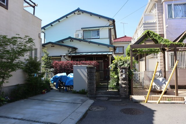 八千代市八千代台東３丁目　中古戸建　土地約５３坪・建物約３４坪　建物たいへん綺麗にお使いです。の前面道路含む現地写真