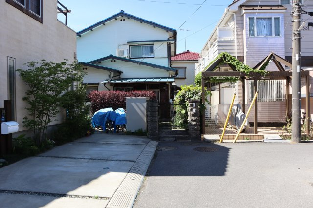 八千代市八千代台東３丁目　中古戸建　土地約５３坪・建物約３４坪　建物たいへん綺麗にお使いです。の前面道路含む現地写真