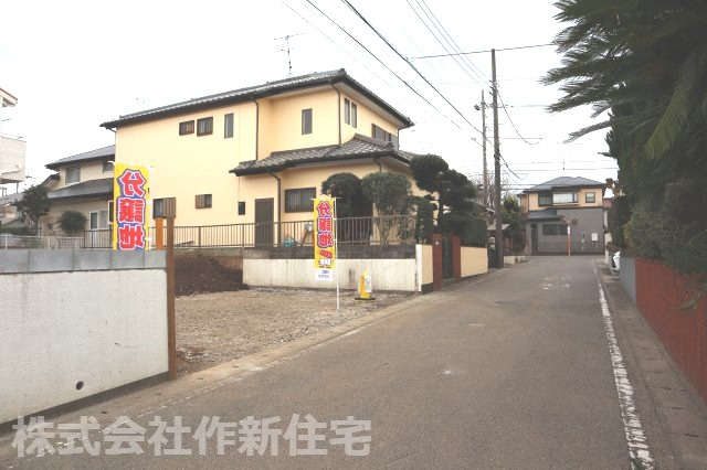 八千代市八千代台南３丁目　売地　古家あり　約６０坪の整形地　建築条件なし　北西側６ｍ公道面の前面道路含む現地写真