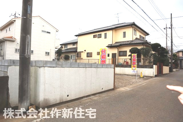 八千代市八千代台南３丁目　売地　古家あり　約６０坪の整形地　建築条件なし　北西側６ｍ公道面の前面道路含む現地写真