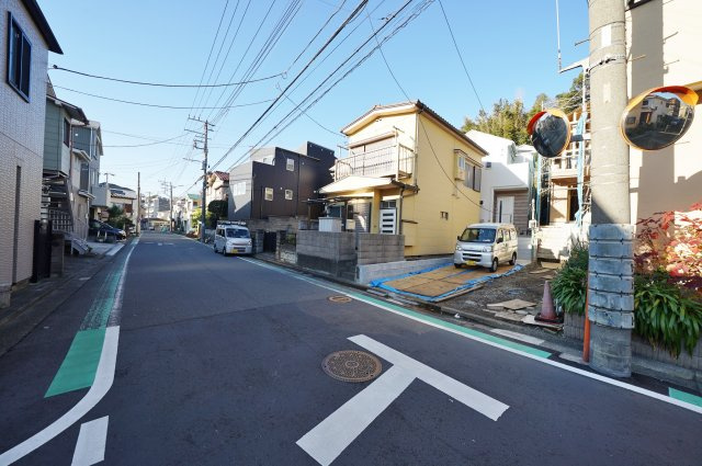 最終１棟～保土ヶ谷駅に平坦徒歩１０分！ＬＤＫ１８・７帖４ＬＤＫ。カースペース２台♪霞台全２棟新築戸建の前面道路含む現地写真