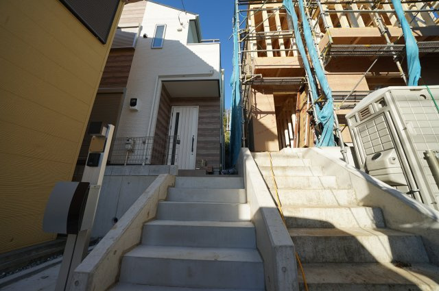 最終１棟～保土ヶ谷駅に平坦徒歩１０分！ＬＤＫ１８・７帖４ＬＤＫ。カースペース２台♪霞台全２棟新築戸建の外観