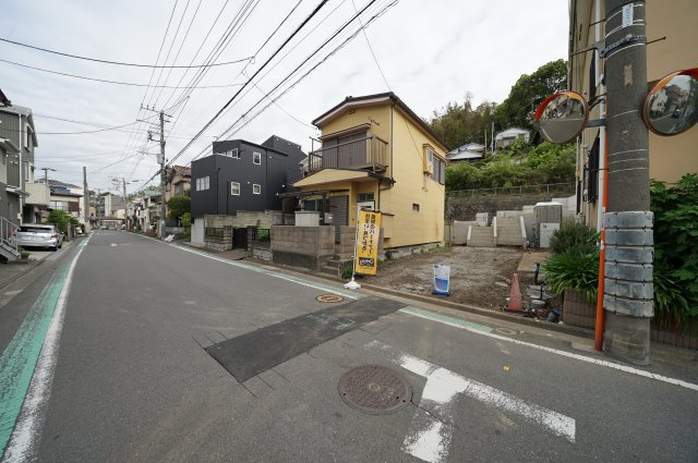 保土ヶ谷区霞台全２棟　新築戸建【成約】の前面道路含む現地写真