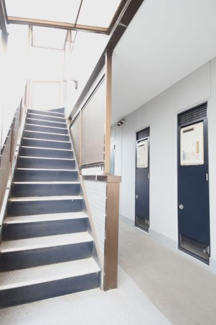 【その他共用部分】 | 外階段にも　玄関先にも屋根有り。雨の日も安心です。