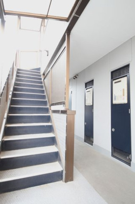 【その他共用部分】 | 1 | 外階段にも　玄関先にも屋根有り。雨の日も安心です。