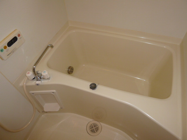 ボンヌシャンスＩＳＩＤＡ　Ａの浴室|追い焚きバス