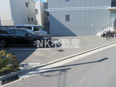 【駐車場】 | グランコートヒグチ（八戸ノ里賃貸） | 車をお持ちの方に嬉しい駐車場付きの物件です