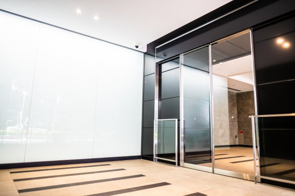 【エントランス】 | 【風除室】まるでホテルのような、品格ある洗練されたデザインのエントランスです。