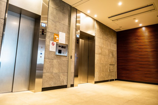 【その他共用部分】 | 【エレベーターホール】モダンな風合いのエレベーターホールです！エレベーターは2基ございます！