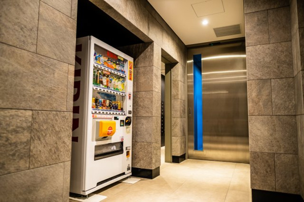 【その他共用部分】 | 【ベンダーコーナー】メールコーナー付近には自動販売機がございます！24時間気軽にドリンクを購入可能。