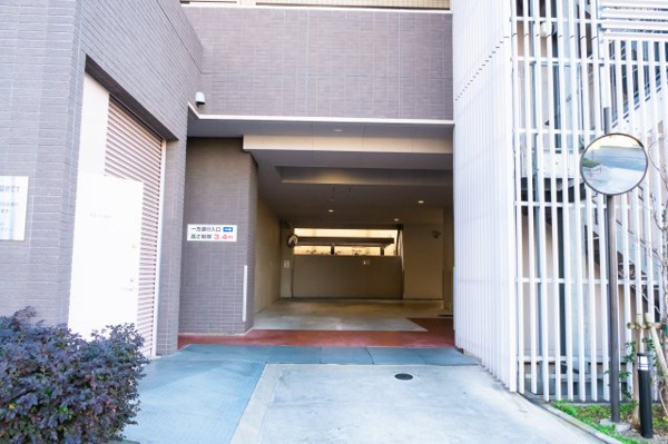 【駐車場】 | 【敷地内駐車場入口】タワーパーキングなので、愛車が風雨にさらされることもございません！