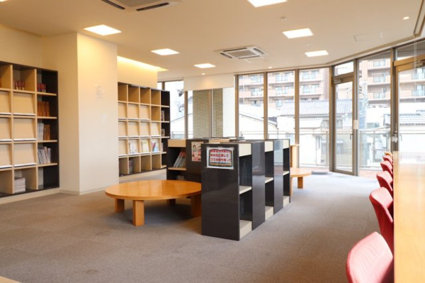 【その他共用部分】 | 【ブックステーション】書店との提携により常に新しい雑誌をご用意！穏やかなひと時をお過ごしください。