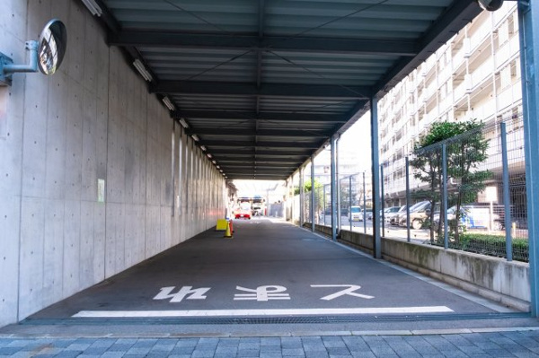 【駐車場】 | 【敷地内駐車場入り口】パーキングへ向かうカーコリドーです！嬉しい庇付き！きれいに整備されています！
