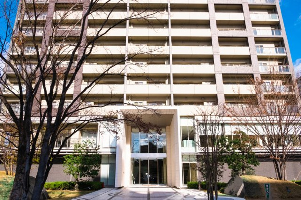 【外観】 | 【基壇部外観】まるで庭園の中に住まう感覚。奥行きある敷地形状を活かし、下層部まで採光と通風を確保！