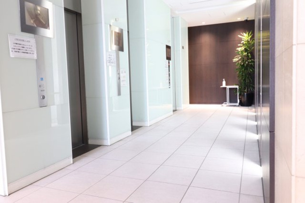 【その他共用部分】 | 【エレベーターホール】清潔感あふれるエレベーターホール。エレベーターは全部で3基ございます！