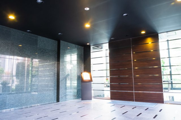 【エントランス】 | 【風除室】エントランスは、もちろんオートロックです！強固な4重セキュリティで安心！