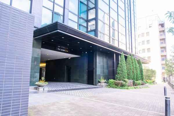 【駐車場】 | 【カーエントランス】きれいに整備・管理されています！十分な広さがあり、車の出し入れもスムーズ！