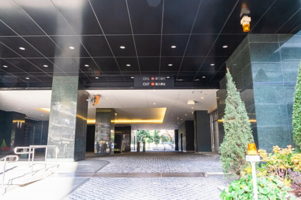 【駐車場】 | 【カーエントランス】ホテルライクで上品な車寄せも完備！雨の日も濡れずに乗り降り可能です！