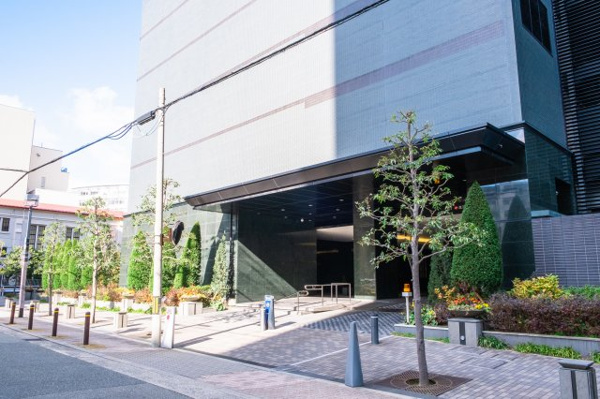 【周辺】 | 【周辺】マンションの周りは、広々とした空地と豊かな植栽に彩られています☆