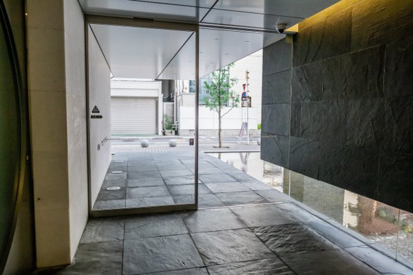 【エントランス】 | 【エントランス】水・石・ガラス・金属…素材感豊かなマテリアルが、上品で落ち着いた空間を構成します。