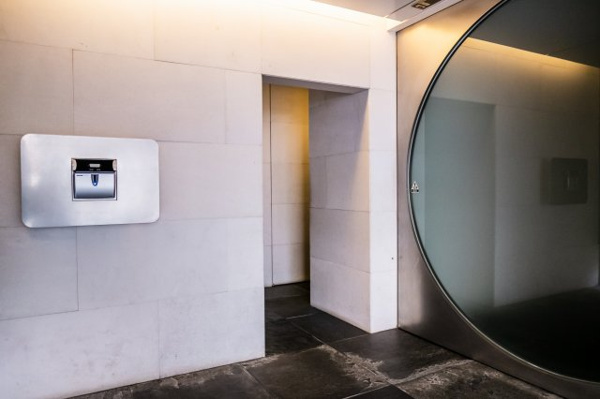 【エントランス】 | 【風除室】近未来を彷彿させるような、スタイリッシュでモードな内装です！セキュリティも強固です！