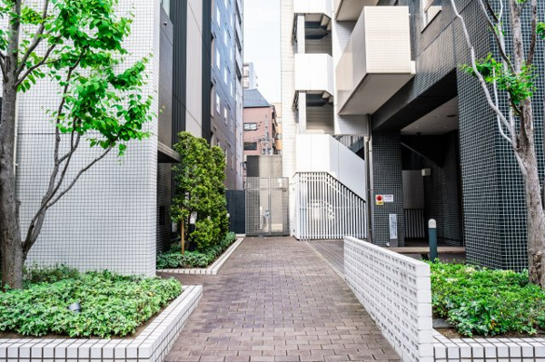 【周辺】 | 【周辺】きれいに管理されている敷地内通路です！ベンチを備えたプレイロットがございます！