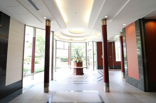 【エントランス】 | 【ラウンドホール】太子殿の八角を意識したデザインのエントランスホールです！陽光が優しく差し込みます。