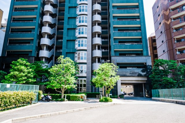 【周辺】 | 【周辺】敷地内駐車場へ向かう車路です！十分な広さがあり、車での走行もスムーズです！