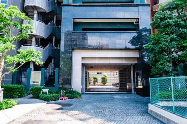 【駐車場】 | 【敷地内駐車場】パーキング出入口です！ダストスペースやサブエントランスもございます！