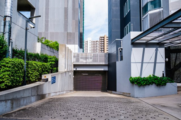 【駐車場】 | 【敷地内駐車場】きちんと整備されているきれいな駐車場です！十分な広さがあり、車の出し入れもスムーズ！