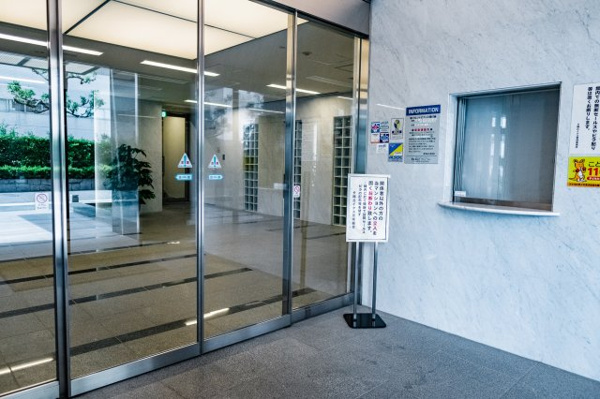【エントランス】 | 【風除室】ガラス張りで開放感のあるエントランス内部。管理事務室の小窓があり、何かあっても安心です！