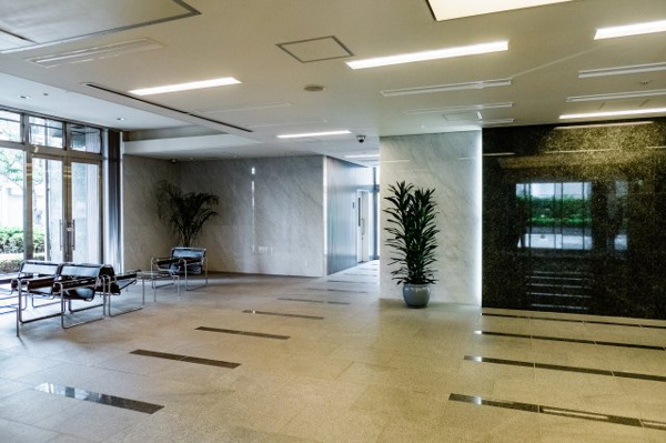 【エントランス】 | 【エントランスホール】広々とした空間です。落ち着いた風合いのインテリアが配されています。