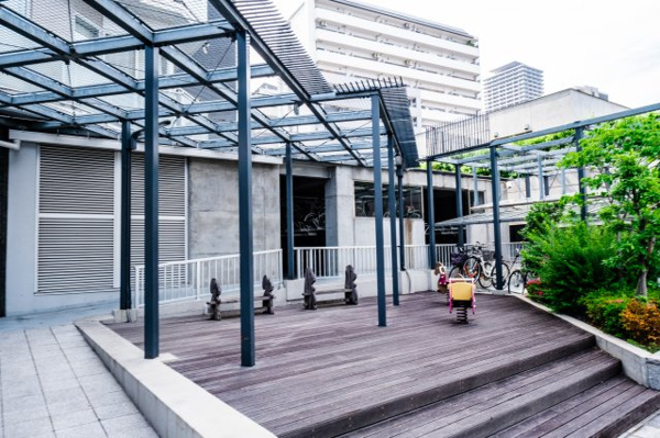 【その他共用部分】 | 【プレイロット】爽やかなウッドデッキにパーゴラ！お子様の遊具もございます☆