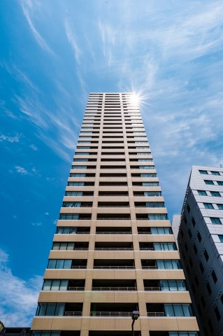 【外観】 | 【外観】気品に満ちた磁器質タイル貼りの外観。地域の採光性にも配慮した32階建てのタワーフォルム！