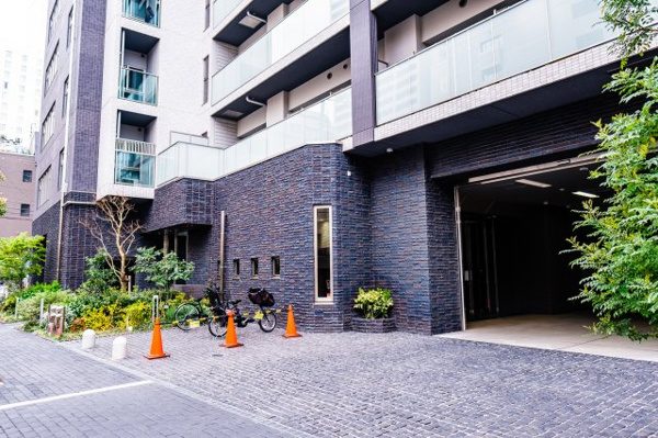 【駐車場】 | 【敷地内駐車場】きちんと整備されたきれいな駐車場です！十分な広さがあり、車の出し入れもスムーズです！