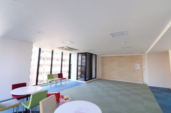 【その他共用部分】 | 【キッズコミュニティルーム】二面開口で明るい空間です。広々としており、お子様がのびのびと遊べます！