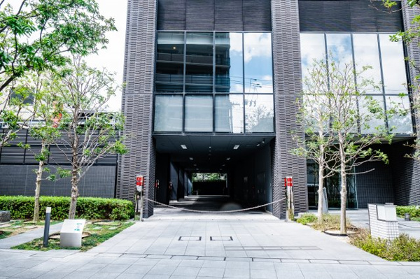 【駐車場】 | 【敷地内注射場】きちんと整備されたきれいな駐車場です！十分な広さがあり、車の出し入れもスムーズ！