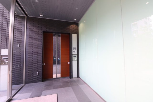 【エントランス】 | 【風除室】ガラス張りの開放的なエントランス。もちろんオートロックです！強固なセキュリティで安心！