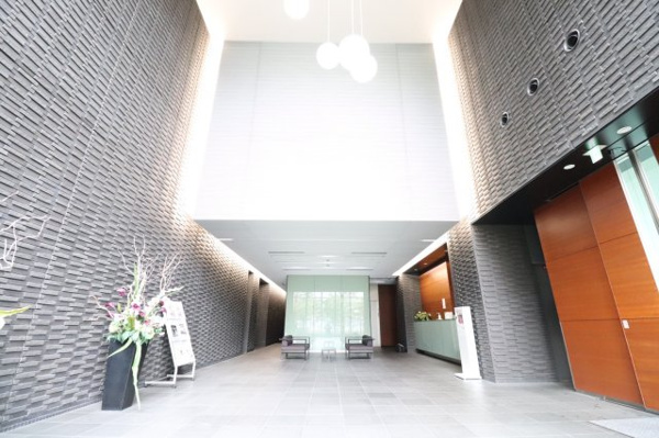 【エントランス】 | 【エントランスホール】大いなるくつろぎとステイタス感。二層吹き抜けの光あふれる大空間です！