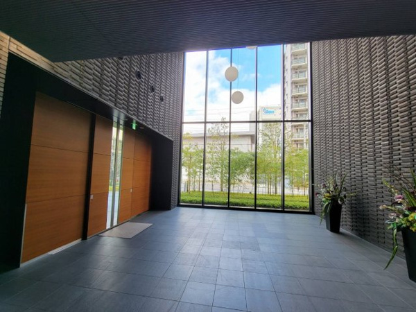 【エントランス】 | 【エントランスホール】天井まで届くガラスウォール越しに望む、緑豊かなウェルカムガーデン！