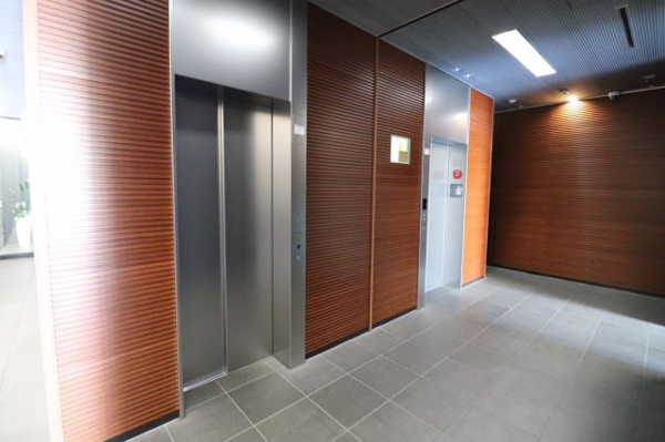 【その他共用部分】 | 【エレベーターホール】清潔感のある空間です！エレベーターは全部で3基ございます！