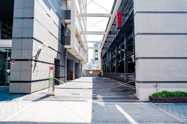 【駐車場】 | 【敷地内駐車場】十分な広さがあり、車の出し入れもスムーズです！ロボットゲートでセキュリティ面も安心！