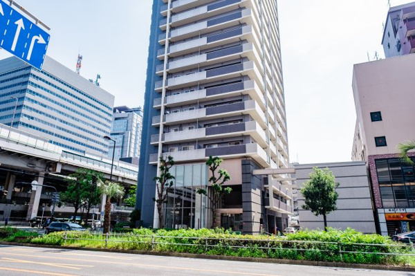 【外観】 | 【外観】反対の車線から見た外観です！敷地の周りには自然の息吹をつたえる植栽が豊富に配されています！