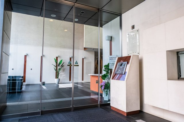 【エントランス】 | 【風除室】エントランスは、もちろんオートロックです！強固なセキュリティで安心！