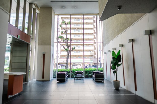 【エントランス】 | 【エントランスホール】伸びやかな二層吹き抜け。天井まで届くガラスウォールから、陽の光が降り注ぎます！