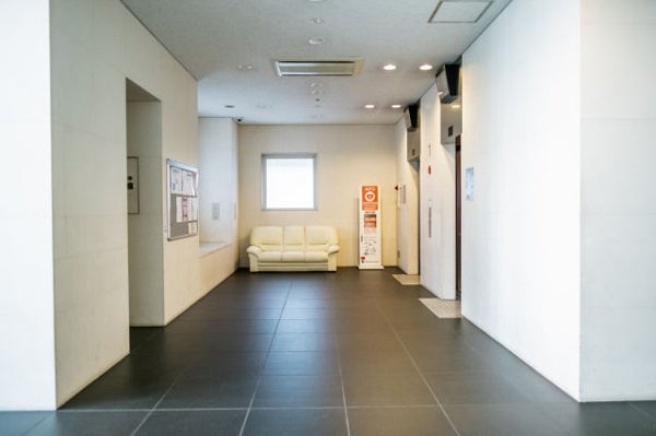 【その他共用部分】 | 【エレベーターホール】ゆったりとしたソファが置かれており、エレベーターの待ち時間も座って過ごせます！