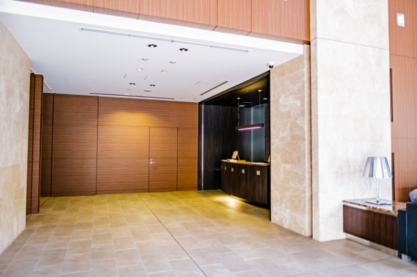 【エントランス】 | 【エントランスホール】ホテルライクで温かみのある雰囲気のエントランス。美しい木調が印象的です！