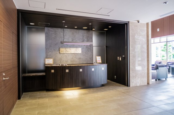 【エントランス】 | 【コンシェルジュカウンター】各種取次・紹介など、丁寧なサービスで都心の快適な生活をサポート！